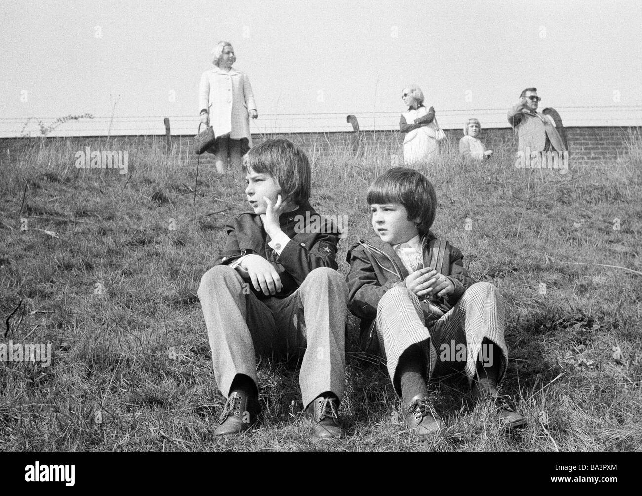 Negli anni settanta, foto in bianco e nero, persone, bambini, due ragazzi di sedersi su un prato, di età compresa tra i 7 e i 12 anni Foto Stock