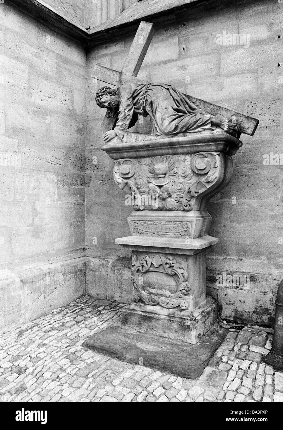 Ottanta, foto in bianco e nero, la religione, il cristianesimo, la passione, la via della croce, LA NONA STAZIONE Gesù cade per la terza volta la statua, Saint Veit Chiesa, D-Iphofen, Steigerwald, bassa Franconia, Bavaria Foto Stock