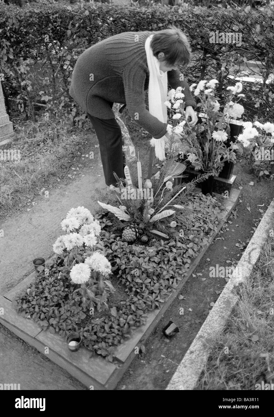 Ottanta, foto in bianco e nero, persone morte, lutto, sagrato, tomba, giovane donna, guardando dopo una grave, fiori, di età compresa tra i 25 e i 30 anni, Monika Foto Stock