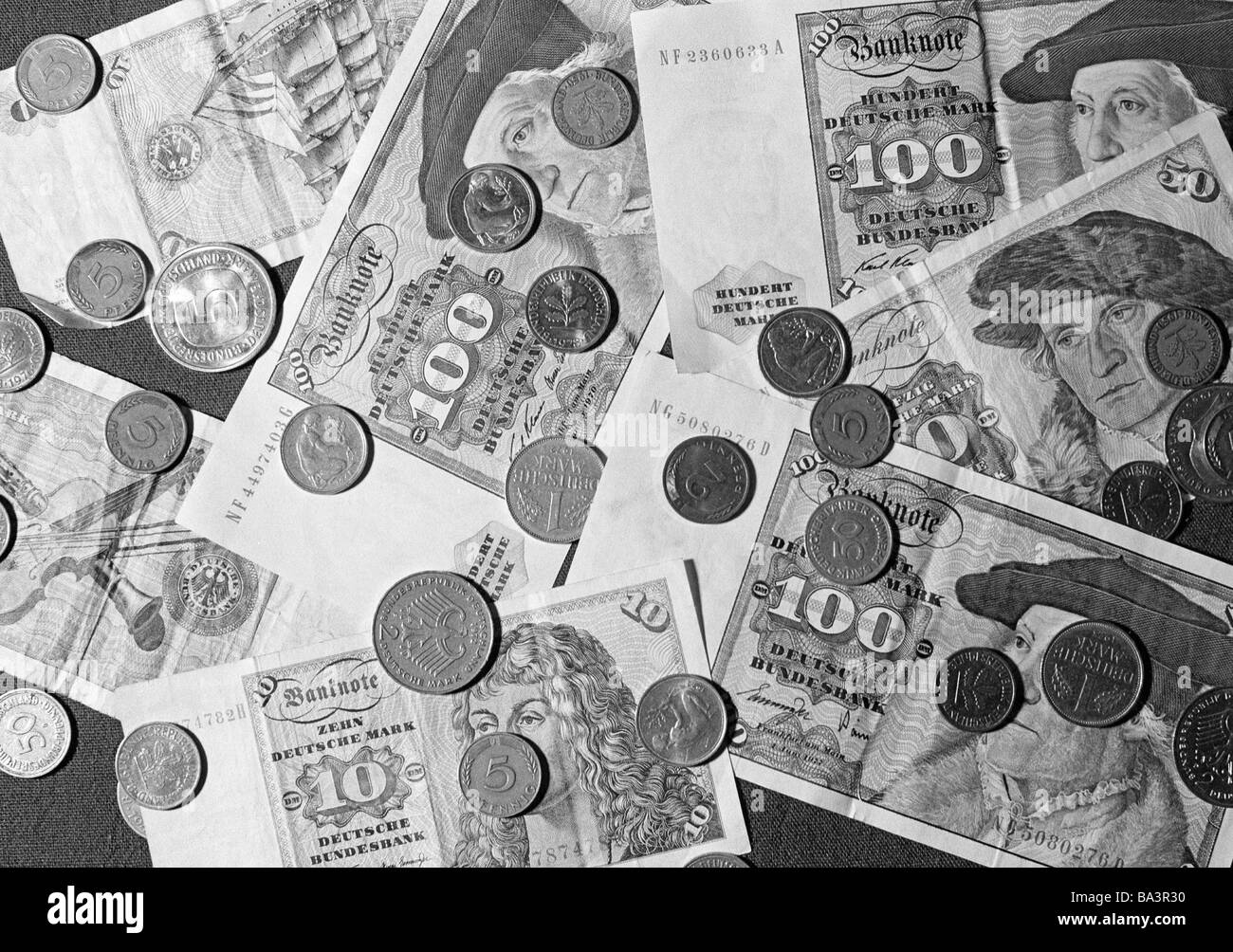 Ottanta, foto in bianco e nero, economia, finanze, Tedesco il denaro, marco tedesco, banconote e monete Foto Stock