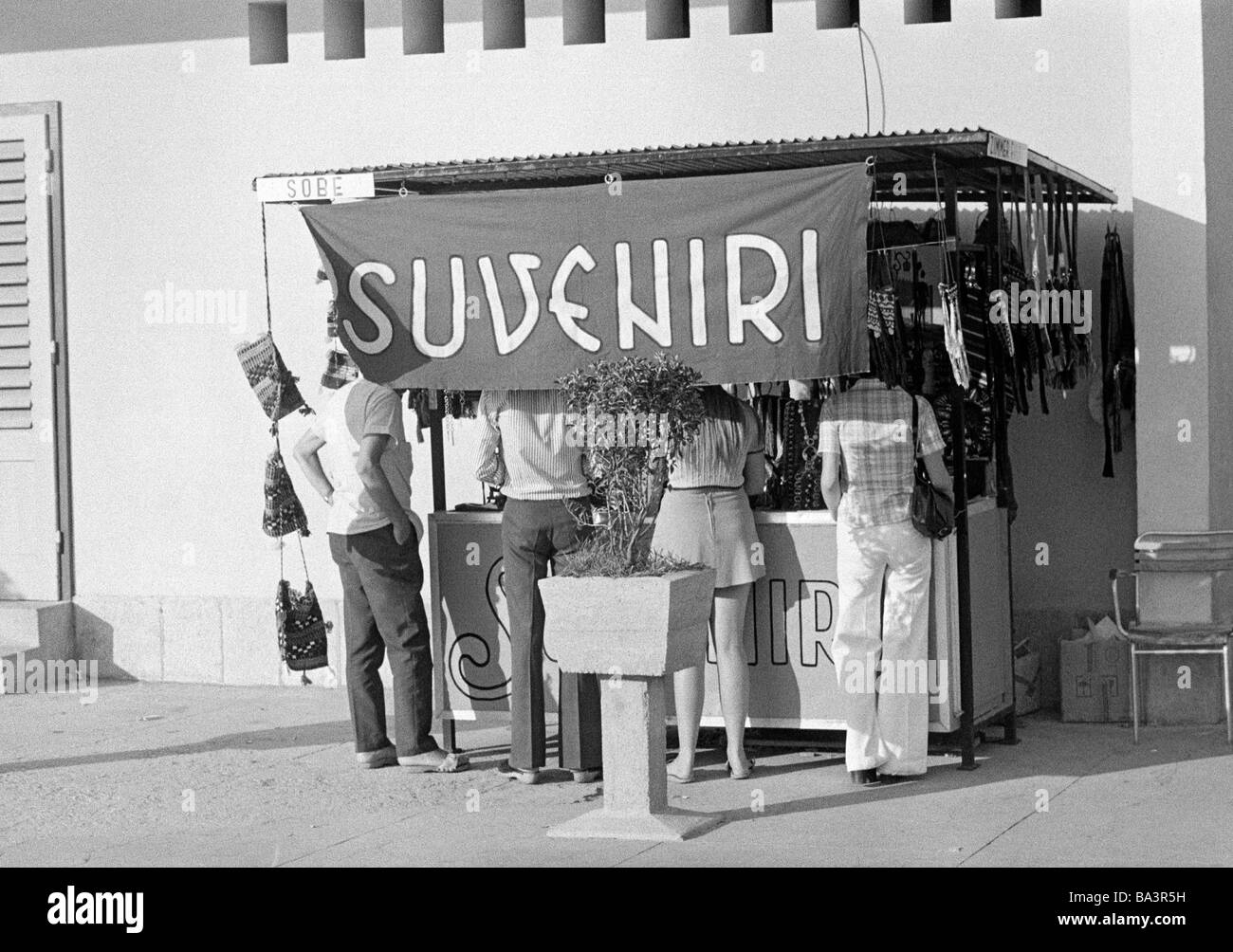 Negli anni settanta, foto in bianco e nero, turismo, vacanze, turisti stand presso un negozio di souvenir, Suveniri, Monika, Croazia, in quel momento in Jugoslavia, la Iugoslavia Foto Stock