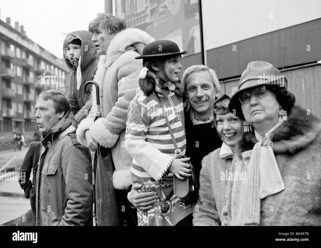 Ottanta, foto in bianco e nero, persone, carnevale renano, lunedì di Rose Parade 1981, i visitatori a guardare la parata, due uomini di età compresa tra 25 a 35 anni, due donne di età compresa tra i 20 e i 30 anni, la donna più anziana, di età compresa tra 60 a 70 anni, ragazzo, di età compresa tra i 8 e i 10 anni, ragazza, di età compresa tra i 10 e i 12 anni, D-Duesseldorf, Reno, Renania settentrionale-Vestfalia Foto Stock