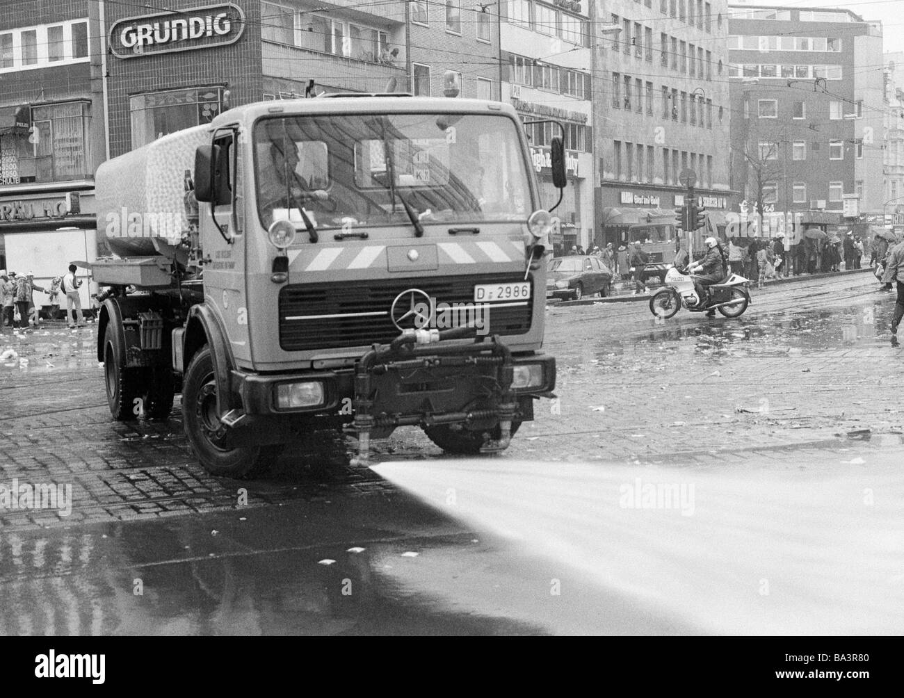 Ottanta, foto in bianco e nero, carnevale renano, lunedì di Rose Parade 1981, pulizia della strada dopo aver terminato la parata, spazzatrice stradale, D-Duesseldorf, Reno, Renania settentrionale-Vestfalia Foto Stock