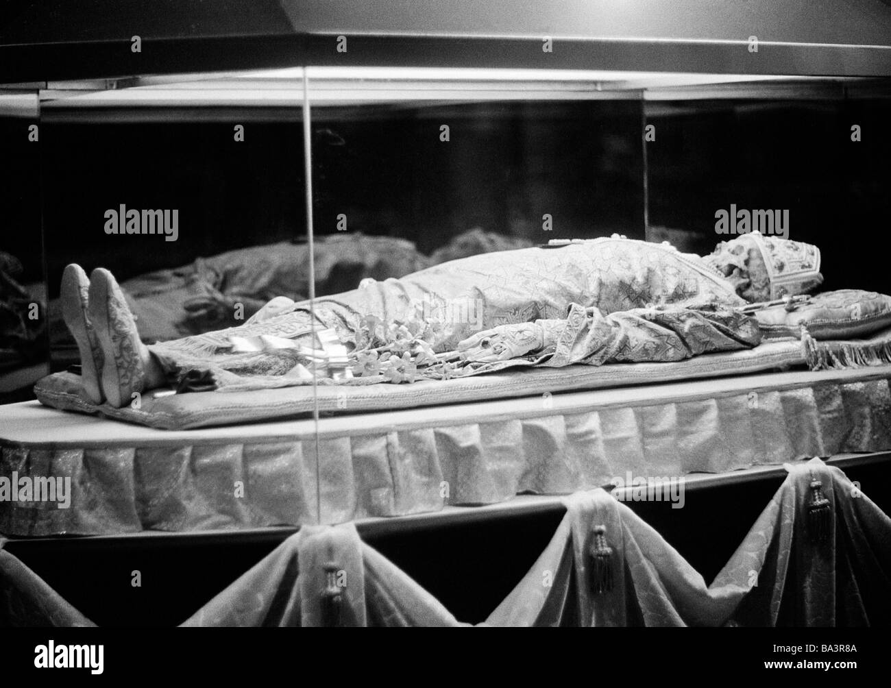 Negli anni settanta, foto in bianco e nero, Italia, Lombardia, Milano, Cattedrale di Milano e il Duomo di Santa Maria Nascente, Dom de Milan, gotico, reliquiario scrigno Foto Stock