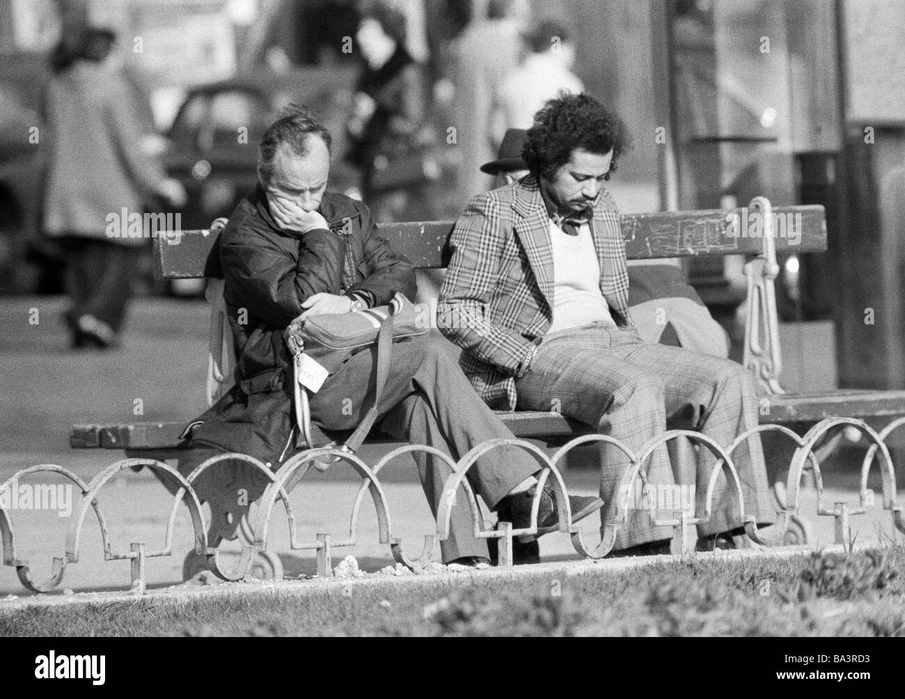 Negli anni settanta, foto in bianco e nero, persone, due uomini seduti fianco a fianco su un banco, entrambi sono molto depresso e tearily, di età compresa tra i 25 e i 30 anni di età 30-40 anni, Francia, Parigi Foto Stock