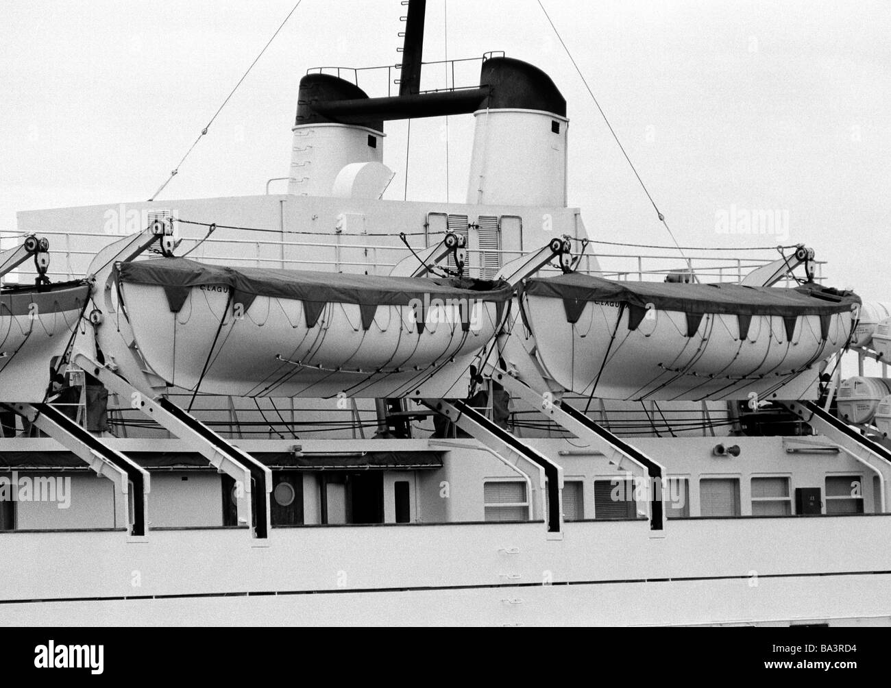 Ottanta, foto in bianco e nero, viaggi, vacanze, la sicurezza, le imbarcazioni di salvataggio su un ocean liner, porto di Santa Cruz, Spagna, Canarie, Canarie, Tenerife, Santa Cruz Foto Stock