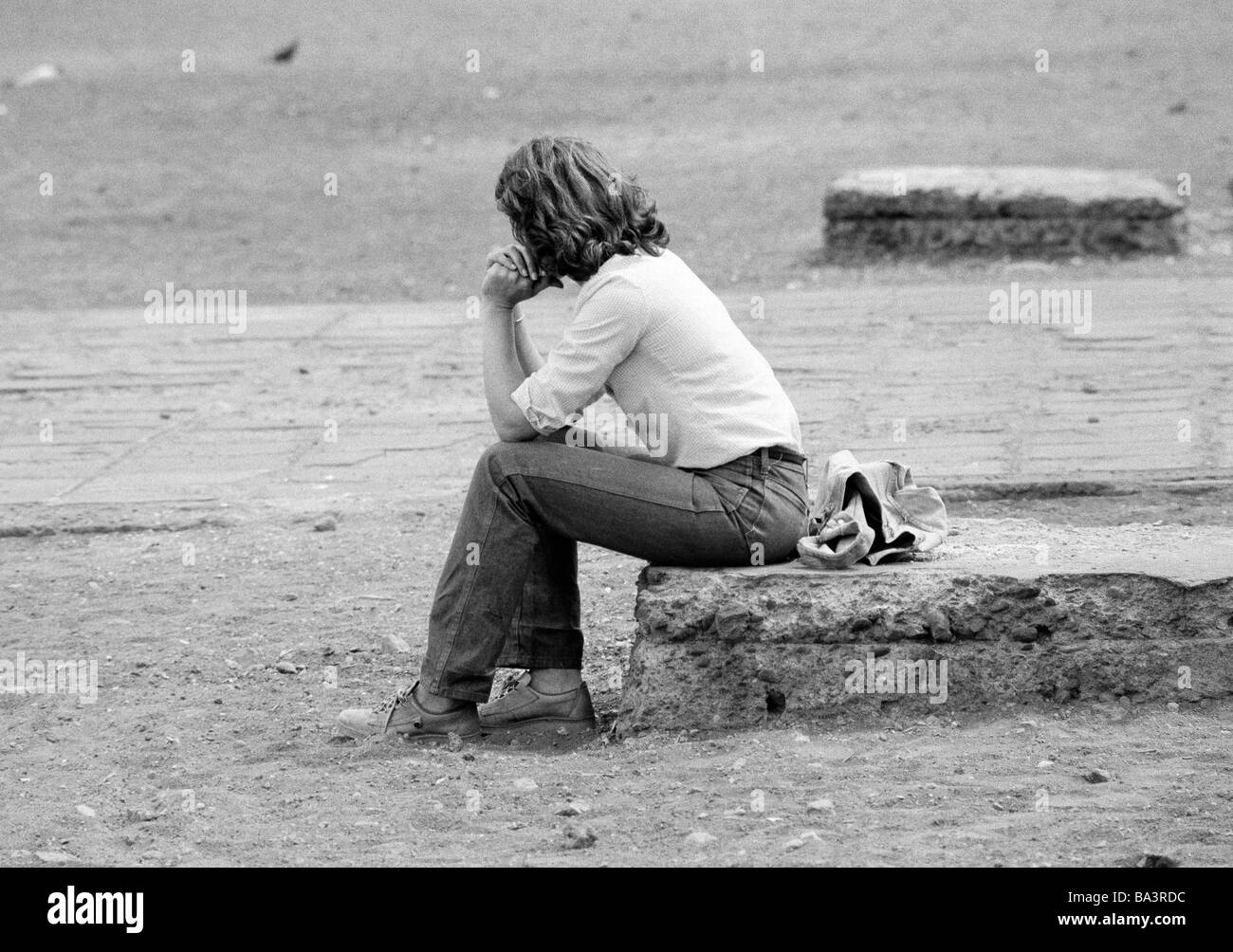 Ottanta, foto in bianco e nero, persone, giovane donna siede su una parete, depressione, thougtfulness, camicetta, jeans pantaloni, di età compresa tra i 25 ed i 35 anni, Spagna, Canarie, Canarie, Tenerife, Los Cristianos Foto Stock