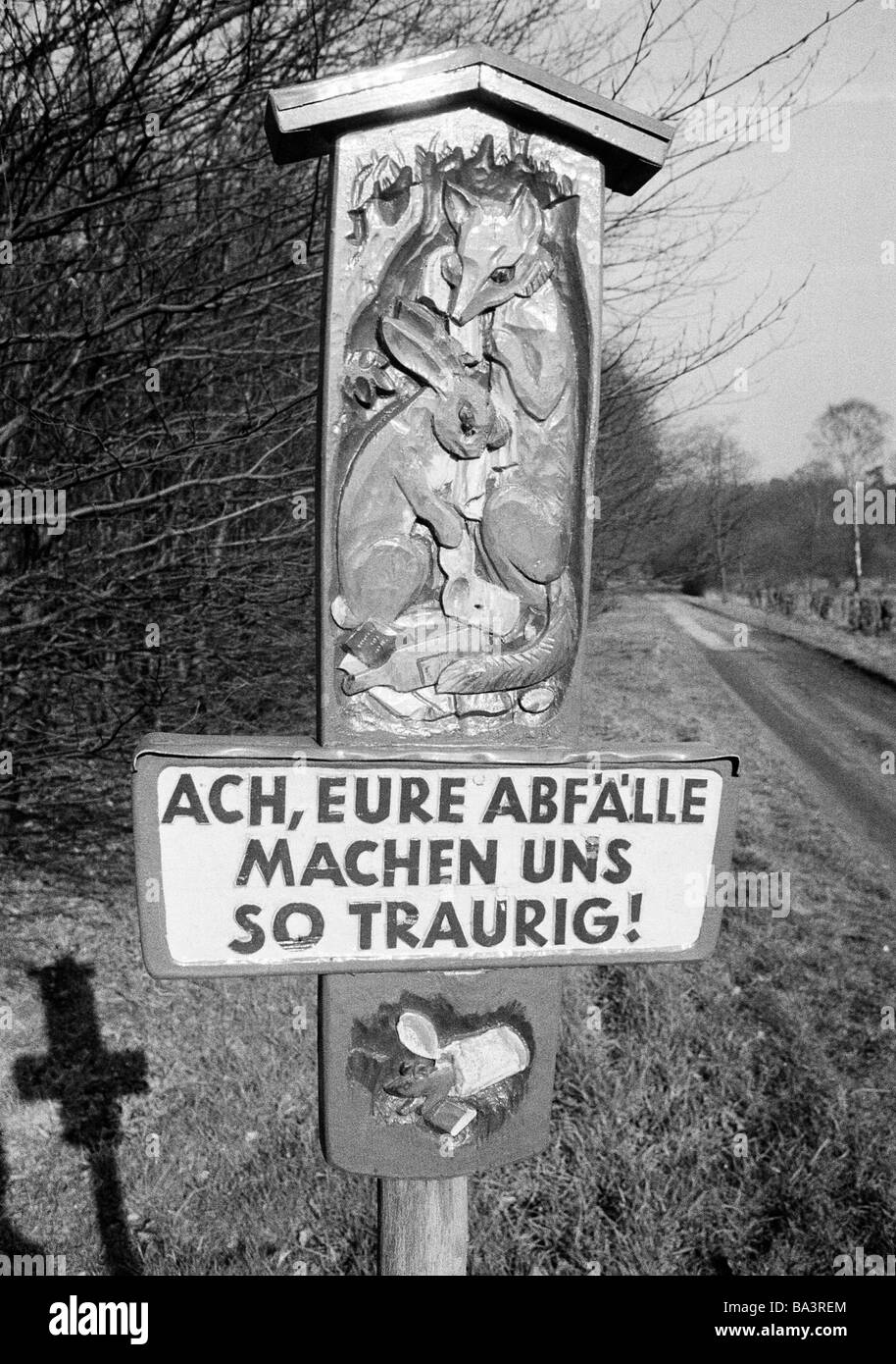 Negli anni settanta, foto in bianco e nero, silvicoltura, ecologia, cartello in corrispondenza di un bordo di una foresta turisti chiedendo di non lasciare rifiuti nel bosco Foto Stock