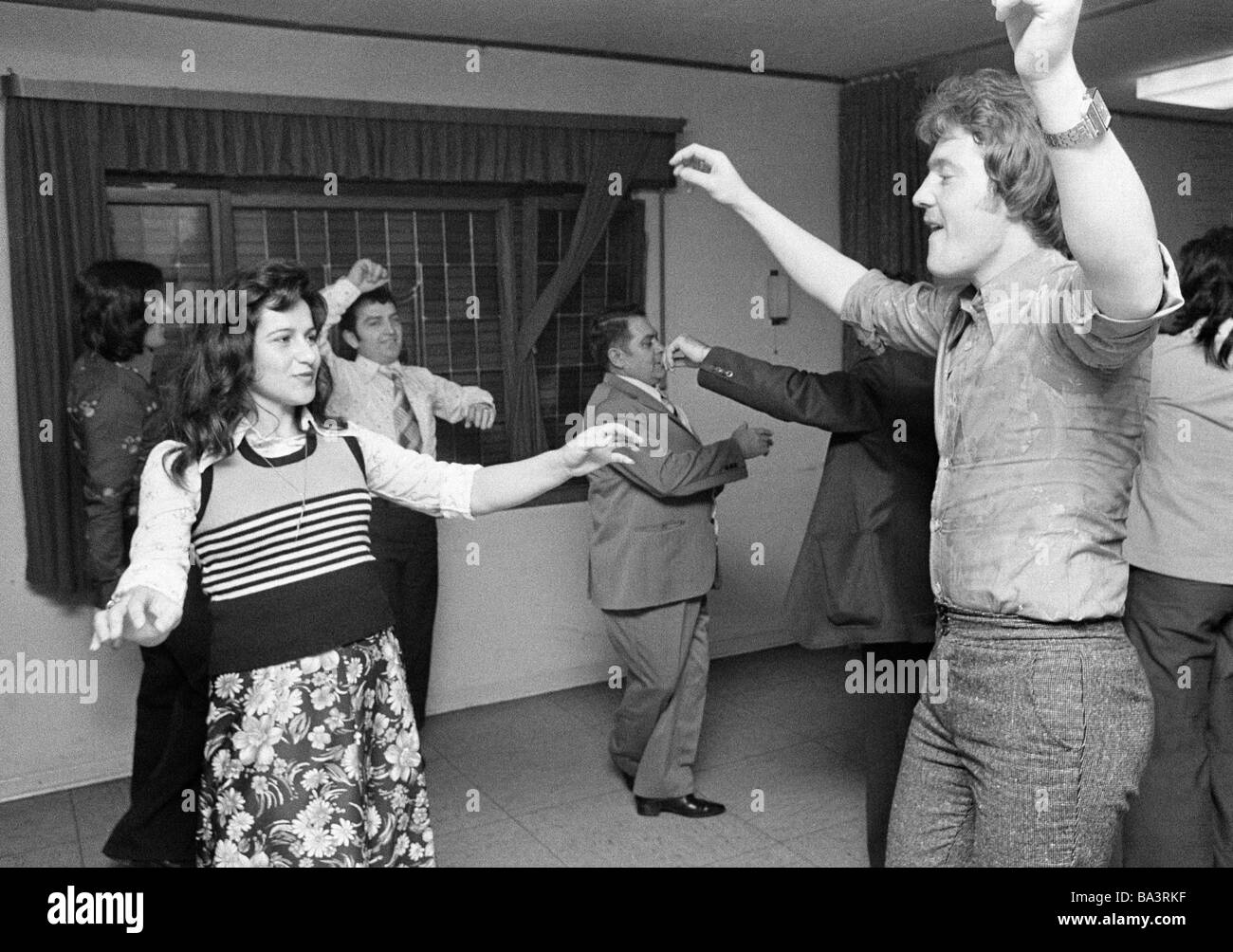 Negli anni settanta, foto in bianco e nero, le persone, le minoranze, guest-lavoratori in Germania, greci, evento di ballo, uomo di età compresa tra i 25 ed i 35 anni, donna di età compresa fra i 25 e i 35 anni, D-Oberhausen, la zona della Ruhr, Renania settentrionale-Vestfalia Foto Stock