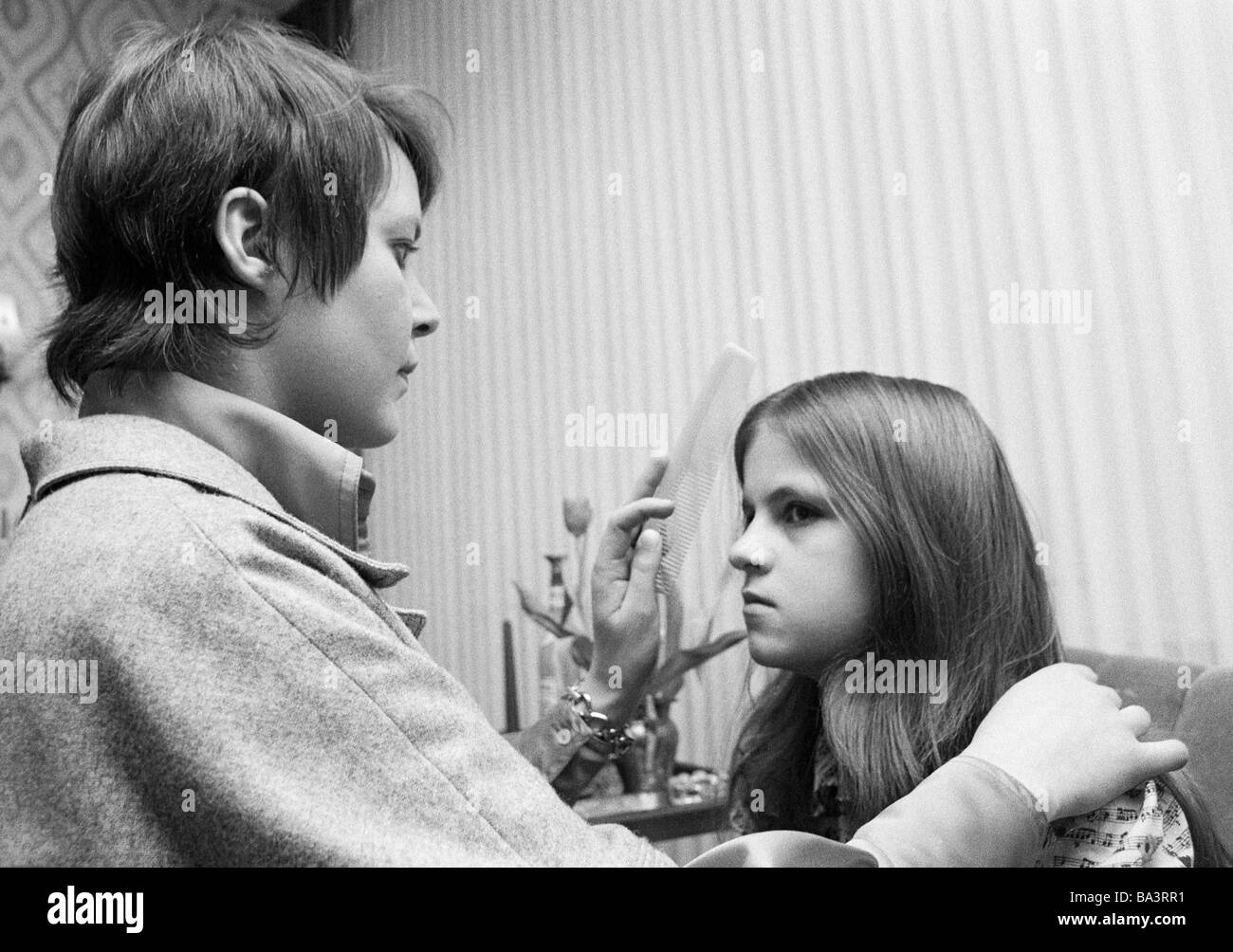 Negli anni settanta, foto in bianco e nero, persone, giovane donna pettini i capelli di una giovane ragazza di età compresa tra i 20 e i 25 anni di età compresa tra 12 a 14 anni, Monika, Birgit Foto Stock