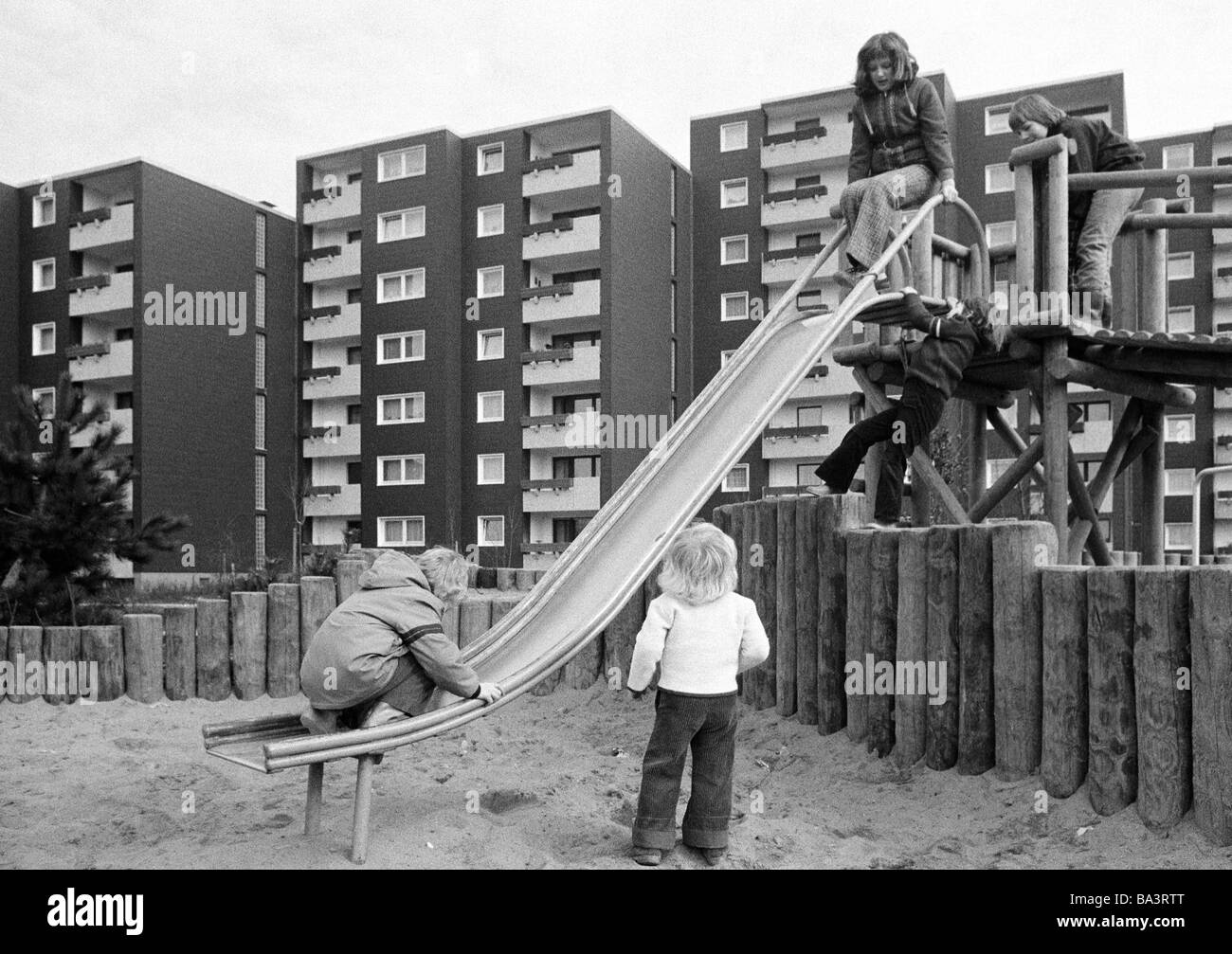 Negli anni settanta, foto in bianco e nero, alloggiamento station wagon, blocchi di appartamenti, torre edifici, parco giochi per i bambini e i bambini e le bambine di età compresa tra 3 e 6 anni, D-Oberhausen, D-Oberhausen-Sterkrade, la zona della Ruhr, Renania settentrionale-Vestfalia Foto Stock