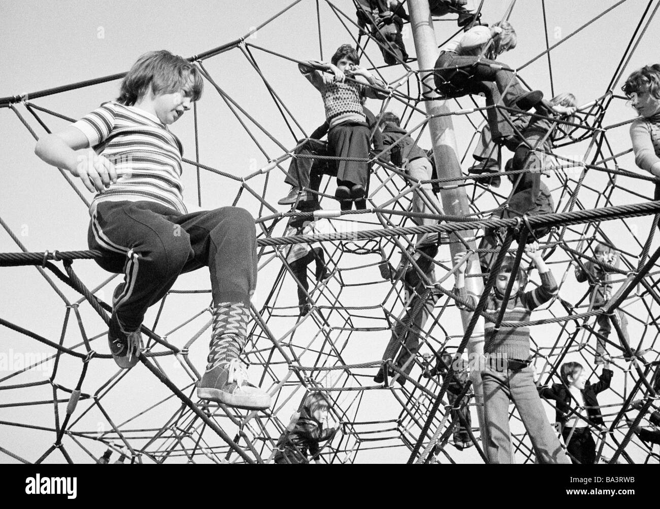 Negli anni settanta, foto in bianco e nero, le persone, i bambini, i ragazzi e le ragazze su una scimmia bar, parco giochi per bambini, di età compresa tra i 8 e i 10 anni, parco divertimenti Vonderort, D-Oberhausen, la zona della Ruhr, Renania settentrionale-Vestfalia Foto Stock