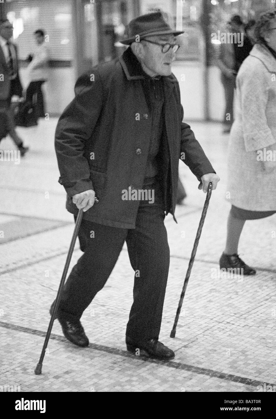Negli anni settanta, foto in bianco e nero, persone, due Negli anni settanta, foto in bianco e nero, persone, due