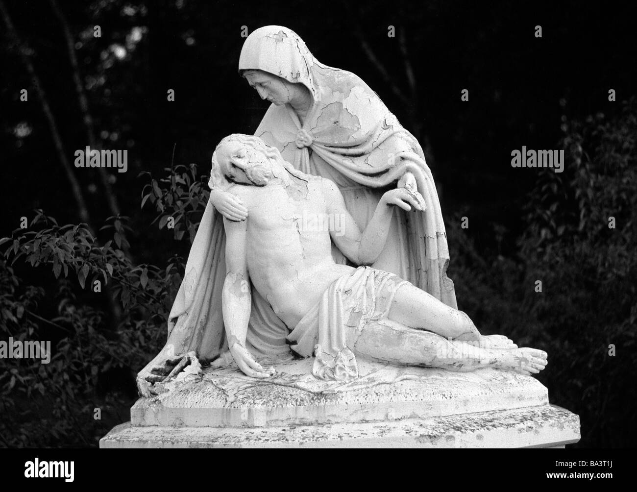 Negli anni settanta, foto in bianco e nero, la religione, il cristianesimo, la passione, la pietà, la Vergine Maria che cullano il corpo morto di Gesù Cristo, scultura Foto Stock