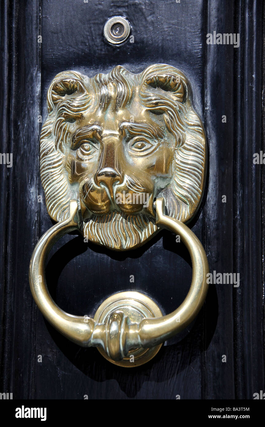 Ottone porta lion respingente, Park Street, Windsor, Berkshire, Inghilterra, Regno Unito Foto Stock