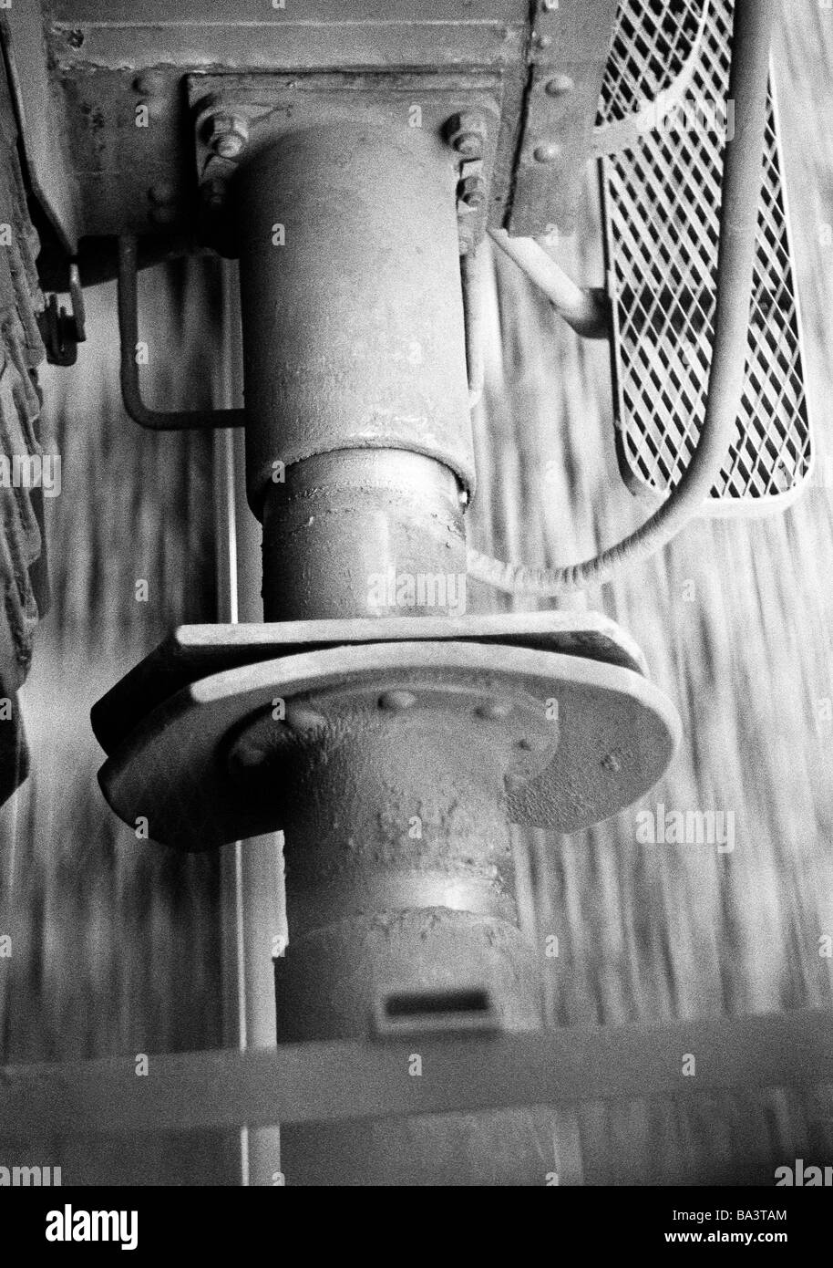 Sechziger Jahre, Schienenverkehr, Stossfaenger, Puffer am Eisenbahnwagon Foto Stock
