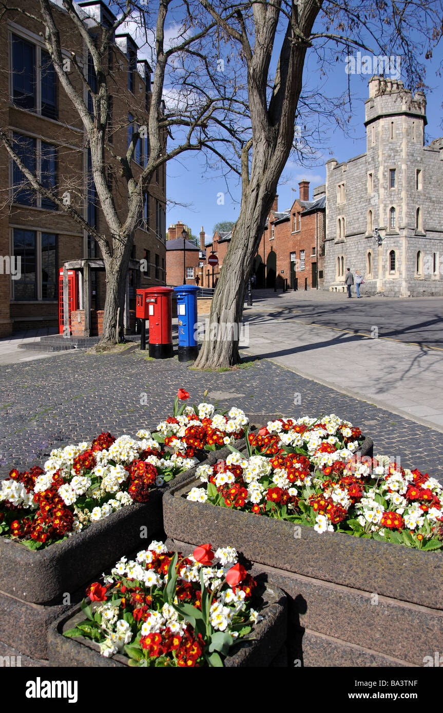 Caselle postali rosse e blu, High Street, Windsor, Berkshire, Inghilterra, Regno Unito Foto Stock