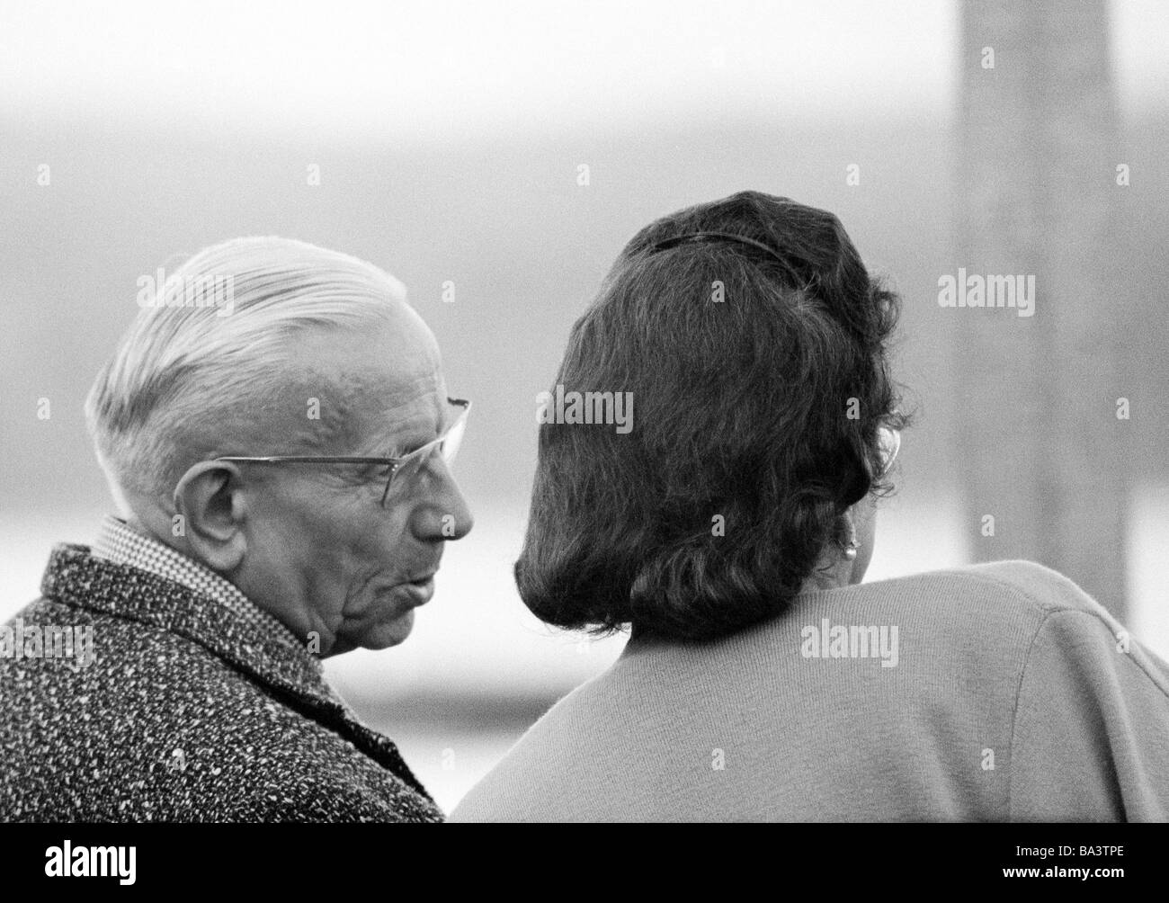 Anni sessanta, foto in bianco e nero, persone, anziani, coppia di anziani, di parlare, di devozione, occhiali, di età compresa tra 70 a 80 anni Foto Stock