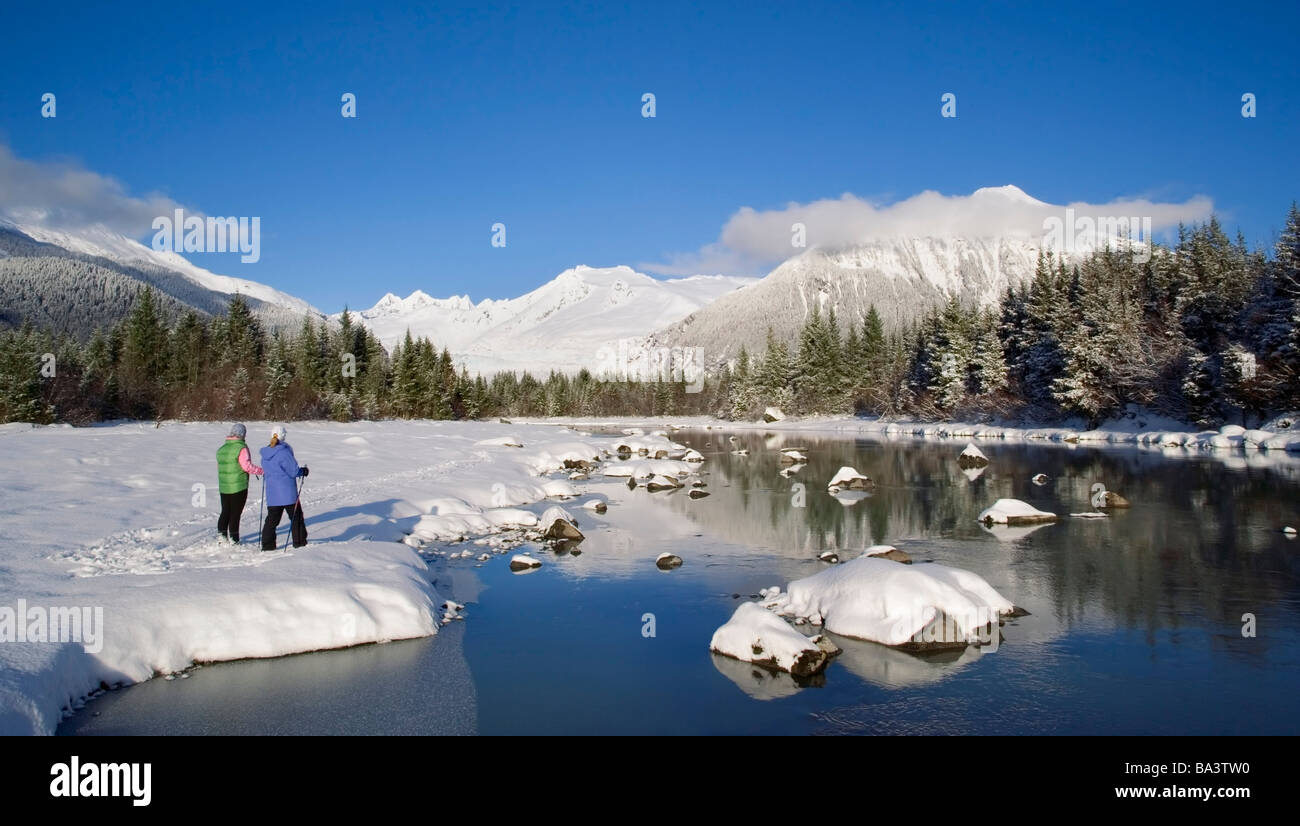 Madre e figlia sci di fondo lungo il fiume Mendenhall Alaska Inverno Tongass foresta Nat Foto Stock