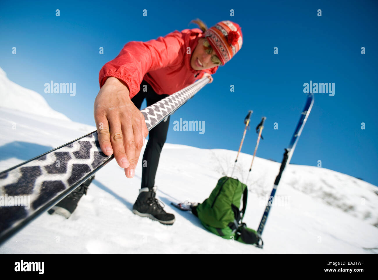 Sciatore femmina prepara gli sci per sci di fondo, Chugach National Forest, Alaska Foto Stock