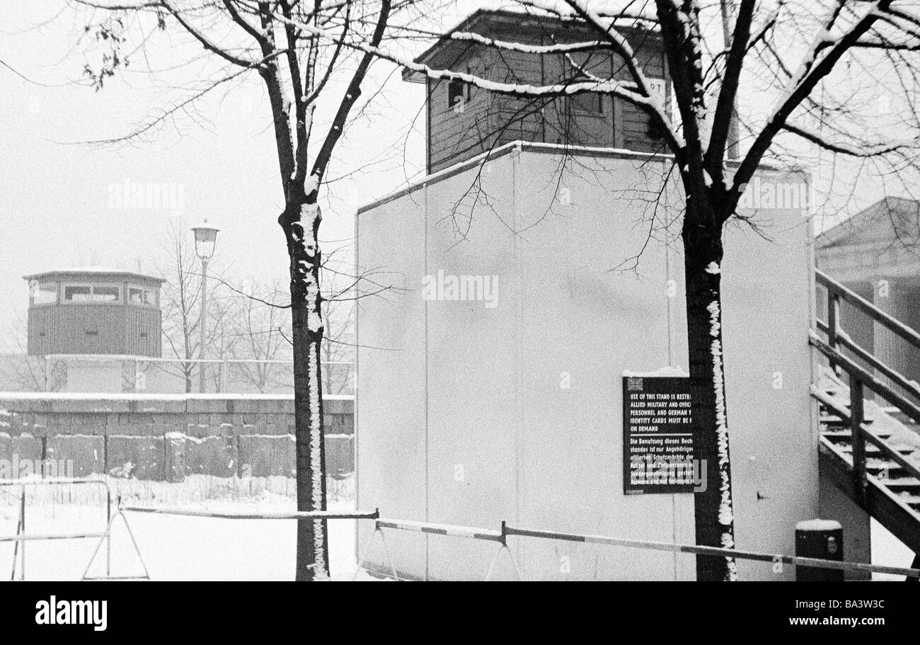 Anni sessanta, foto in bianco e nero, il muro di Berlino a Berlino, dicembre 1968, torri di guardia, inverno, coperta di neve, D-Berlin Foto Stock