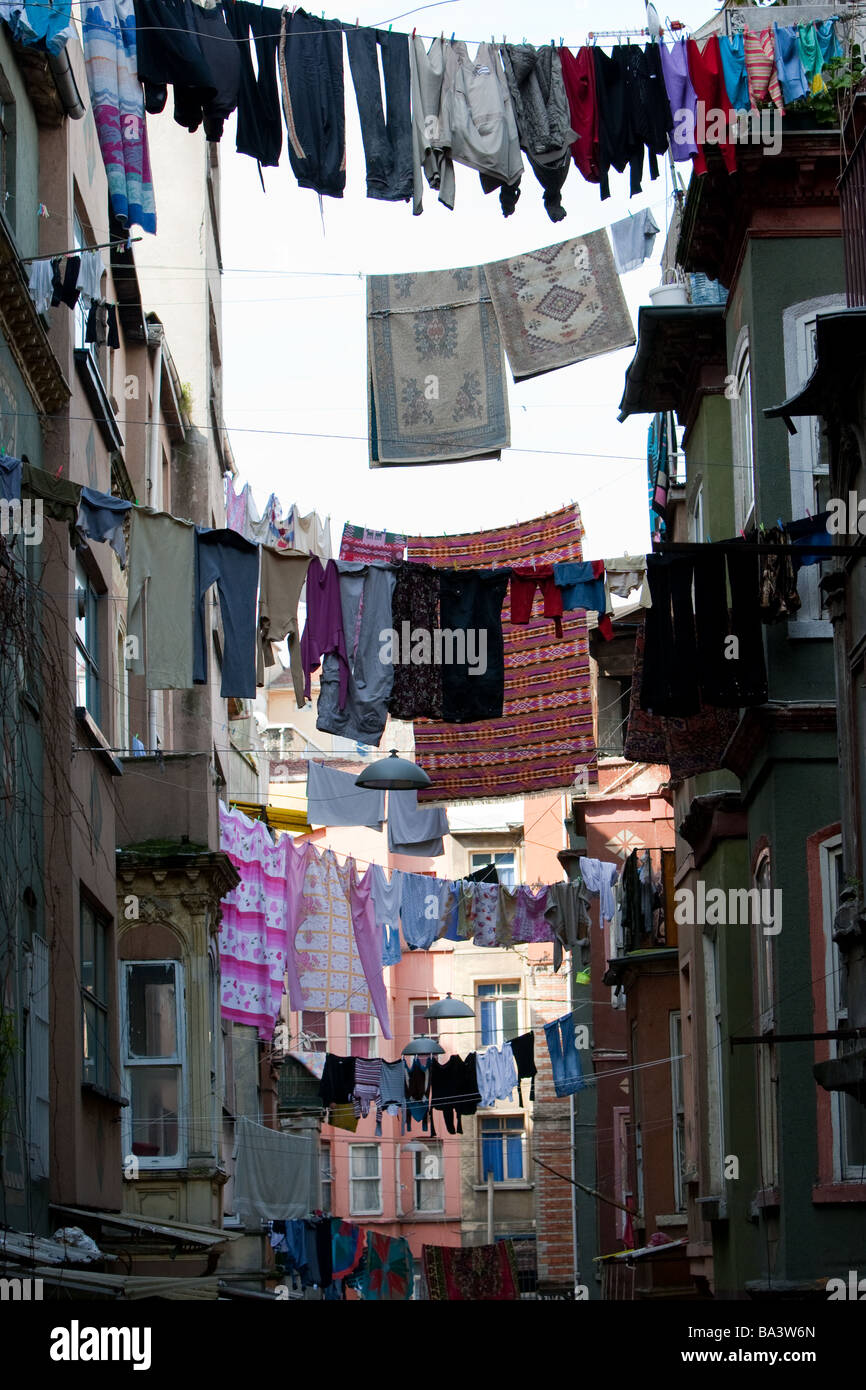 Clotheslines appesi da tetti baraccopoli Istanbul Turchia Foto Stock