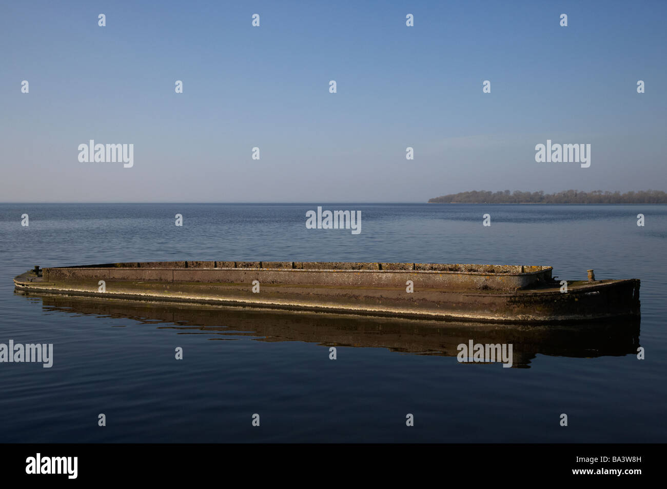 Vecchio sommerso chiatta affondata sulle rive del Lough Neagh nella contea di Armagh nell'Irlanda del nord Foto Stock