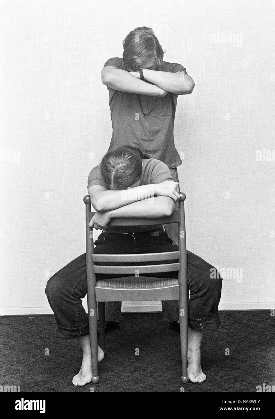 Negli anni settanta, foto in bianco e nero, la salute, la meditazione, la coppia giovane meditando, donna si siede su una sedia, l uomo sta dietro, di età compresa tra i 20 e i 25 anni Foto Stock