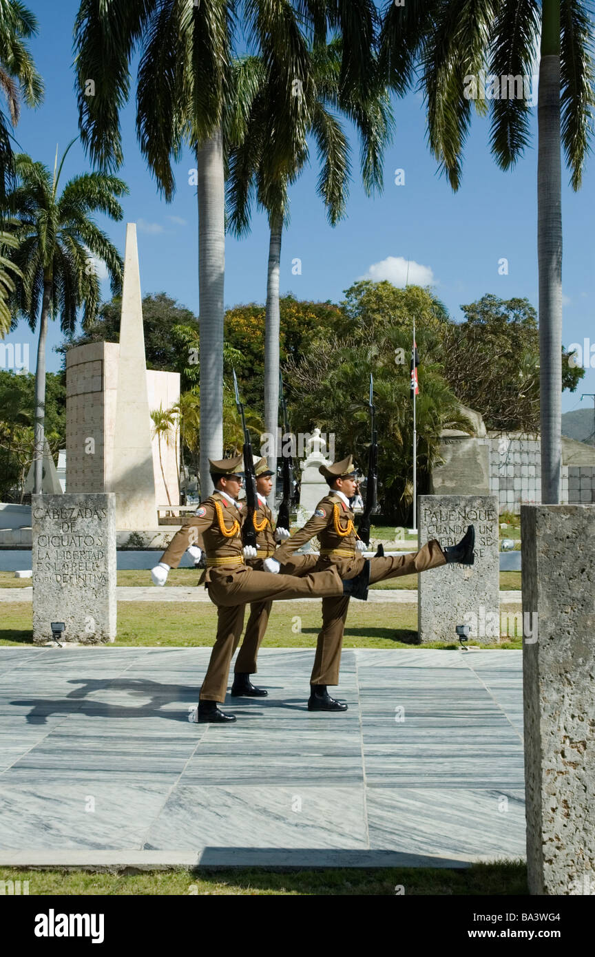 CUBA Santiago de Cuba cambiando le guardie al mausoleo di Jose Marti nel il Cimitero di Santa Ifigenia Marzo 2009 Foto Stock