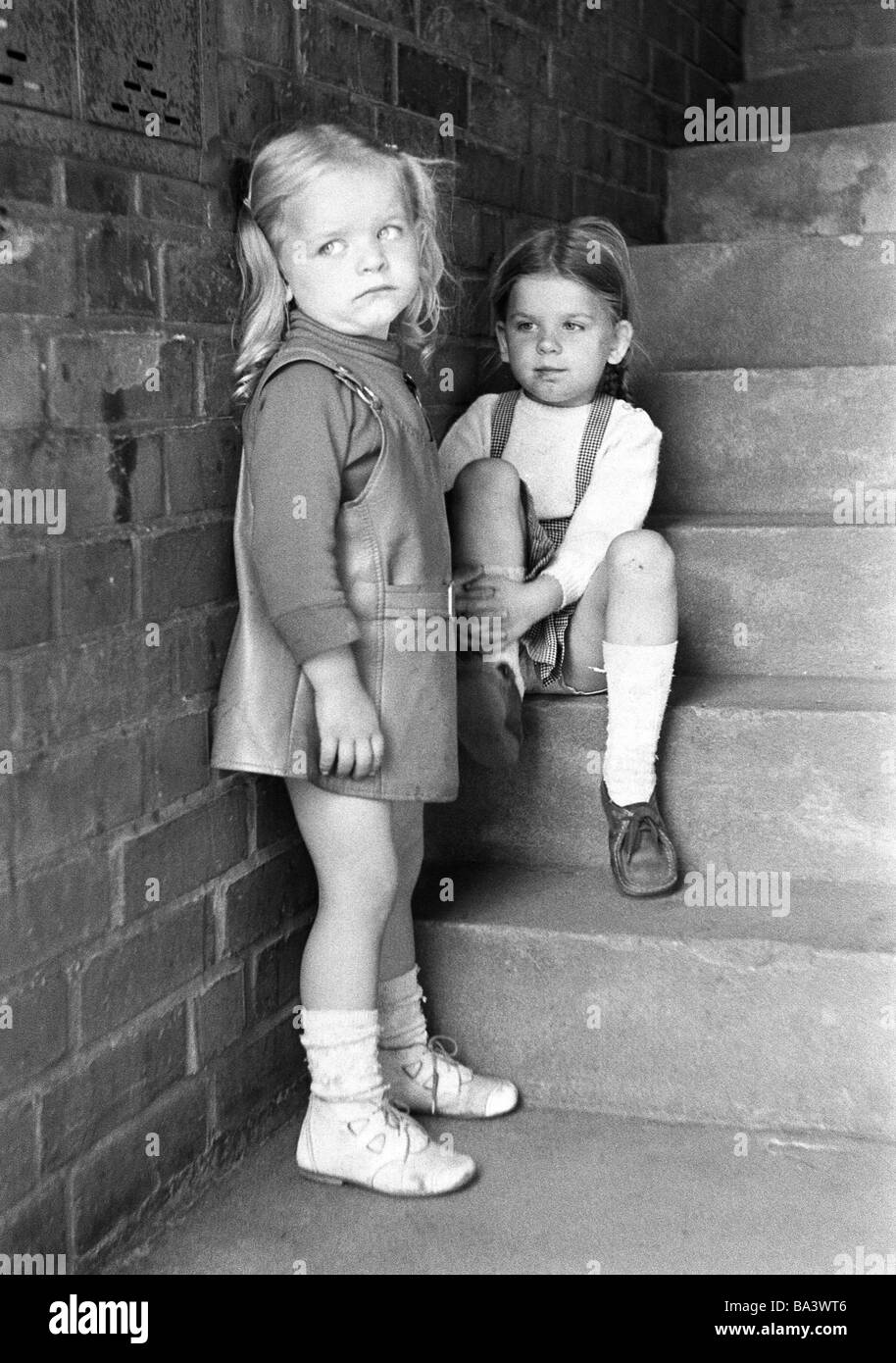 Negli anni settanta, foto in bianco e nero, persone, due Negli anni settanta, foto in bianco e nero, persone, due