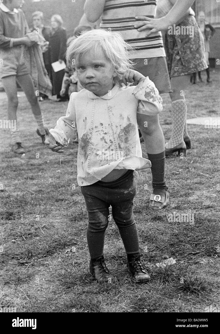 Negli anni settanta, foto in bianco e nero, persone, bambini, bambina, ritratto, bambino di strada, sporco unkemptly, di età compresa tra i 4 ed i 6 anni Foto Stock