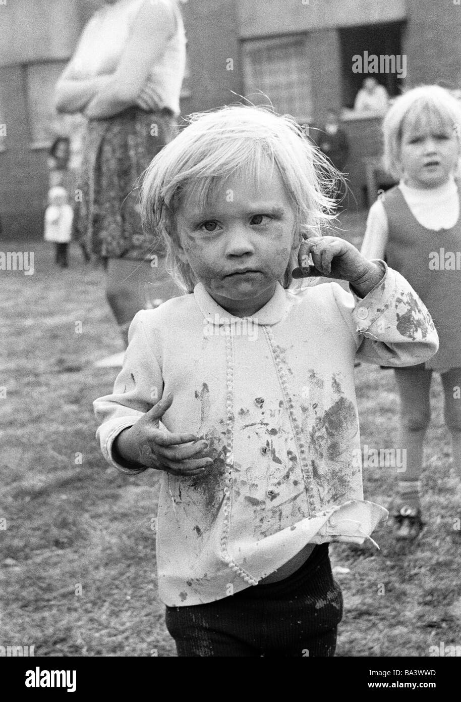 Negli anni settanta, foto in bianco e nero, persone, bambini, bambina, ritratto, bambino di strada, sporco unkemptly, di età compresa tra i 4 ed i 6 anni Foto Stock