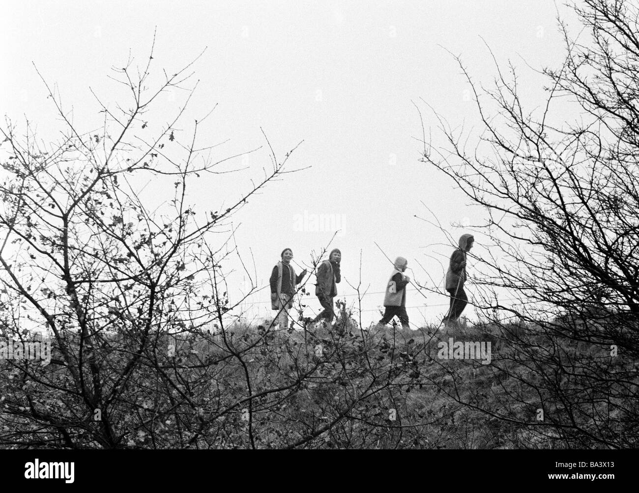 Negli anni settanta, foto in bianco e nero, persone, bambini, quattro ragazzi vanno a fare una passeggiata nei dintorni naturali, di età compresa tra i 10 e i 14 anni Foto Stock