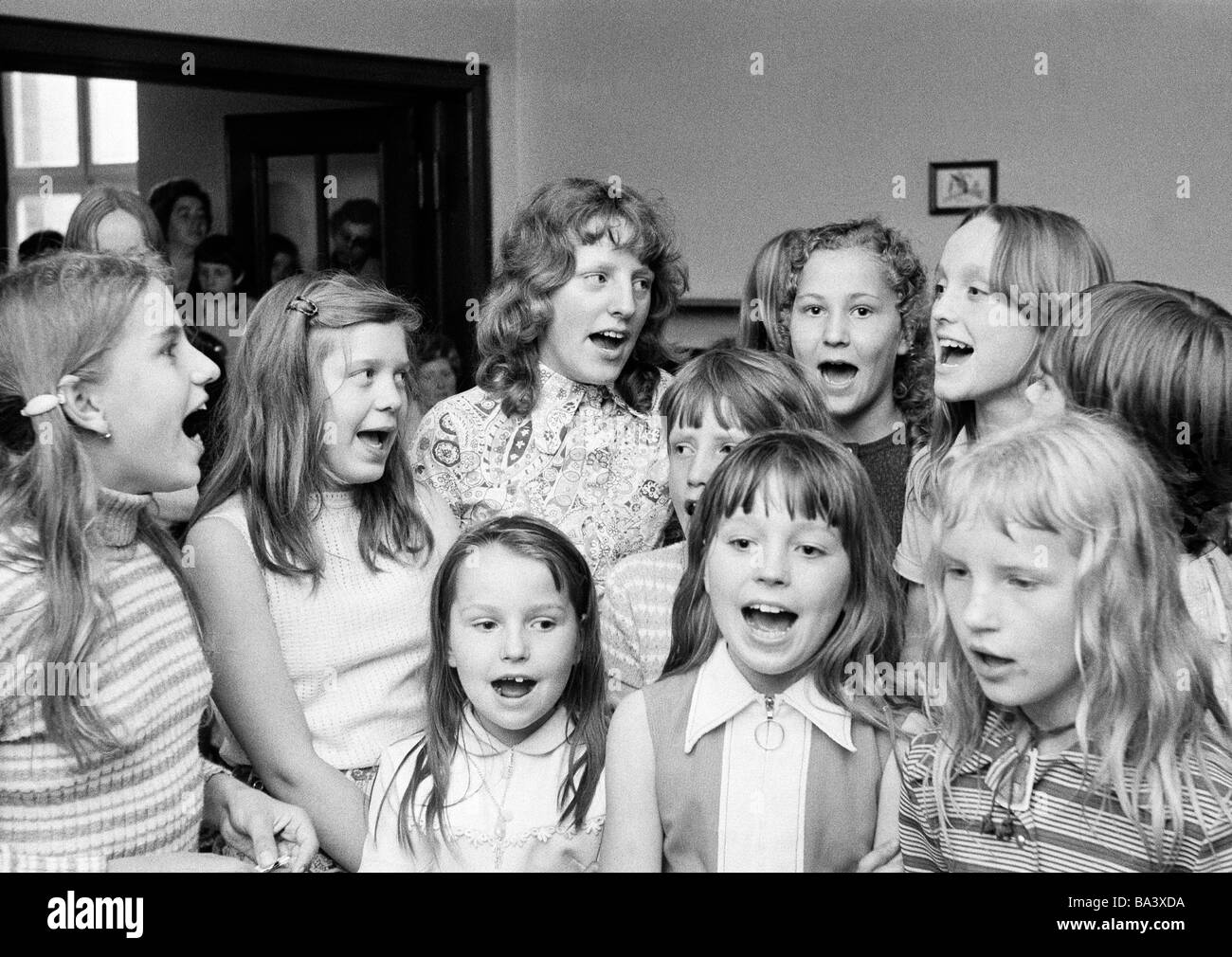 Negli anni settanta, foto in bianco e nero, cultura, musica e coro per bambini, cantando le ragazze di età compresa tra 8 e 14 anni Foto Stock