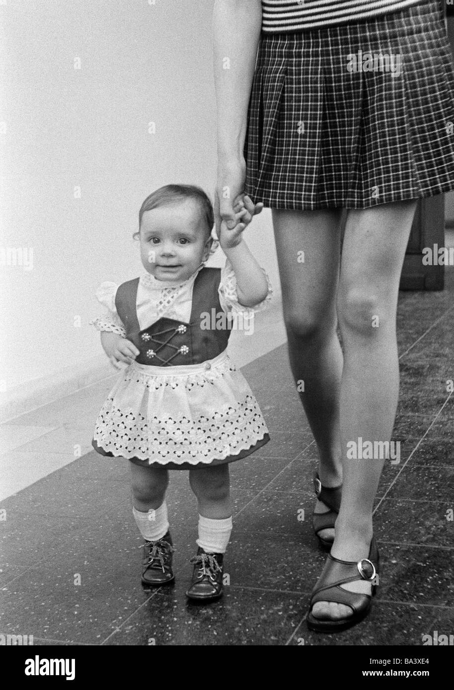 Negli anni settanta, foto in bianco e nero, persone giovane madre fa una passeggiata con la sua piccola figlia, di età compresa tra i 20 e i 25 anni di età compresa tra 2 e 3 anni Foto Stock