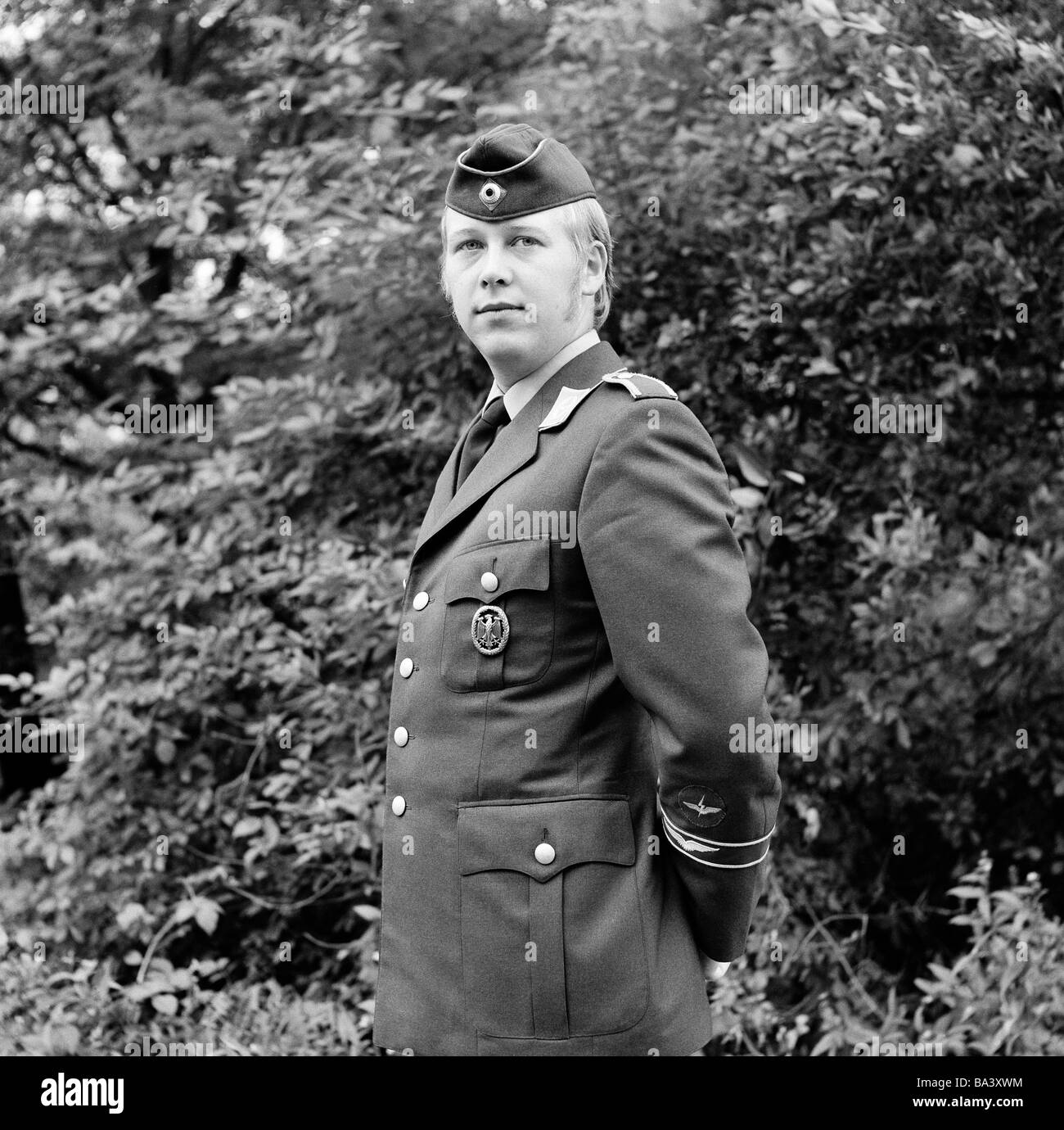 Negli anni settanta, foto in bianco e nero, persone, esercito e forze armate tedesche, soldato in posa uniforme, di età compresa tra i 25 e i 30 anni, Guenter Foto Stock