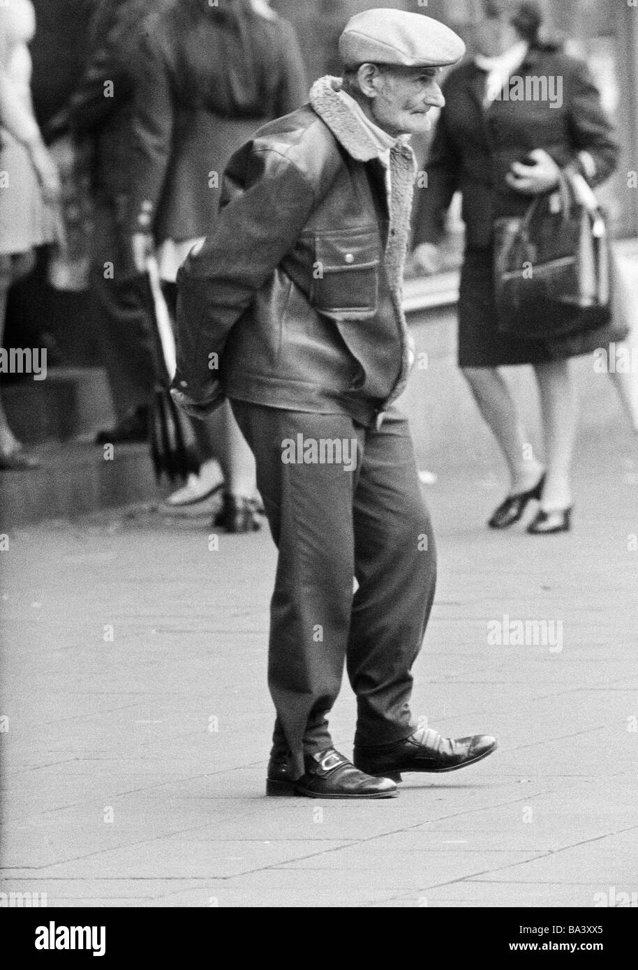 Negli anni settanta, foto in bianco e nero, persone, uomo anziano in una zona pedonale, di età compresa tra 70 a 80 anni Foto Stock