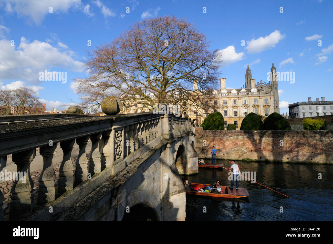 Punting a Clare Bridge, Inghilterra Cambridge Regno Unito Foto Stock