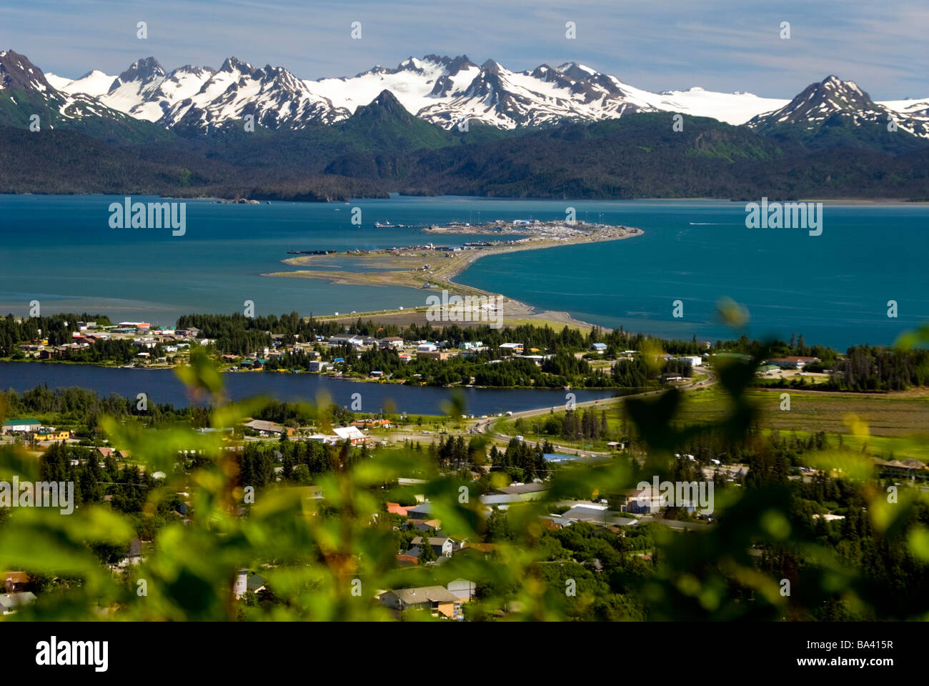 Vista panoramica che si affaccia sulla città di Omero e Kachemak Bay, centromeridionale Alaska Foto Stock
