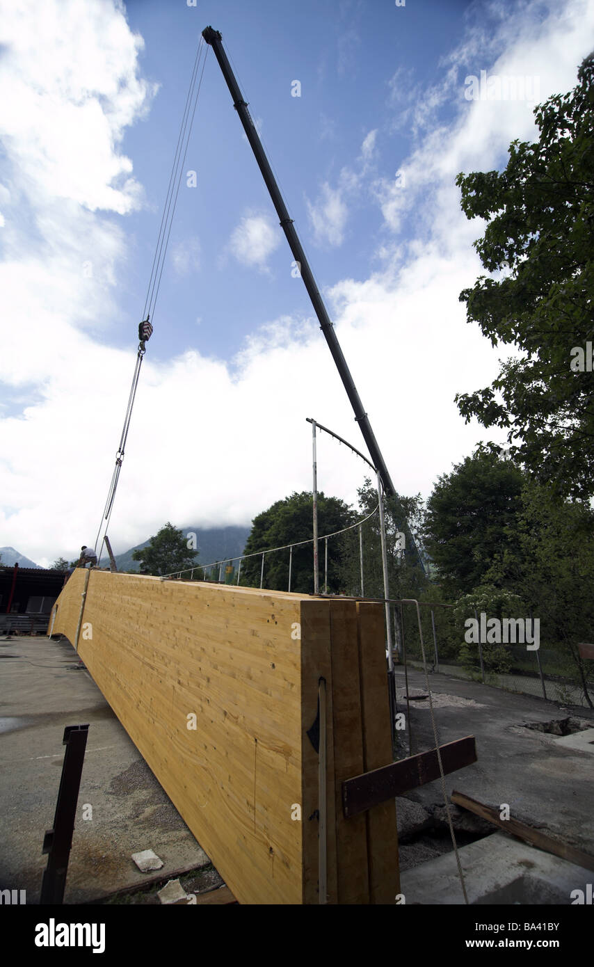 I lavori di costruzione di mettere giù la gru di legno-portatori cantiere casa-costruzione costruzione stadium veicolo-gru Foto Stock