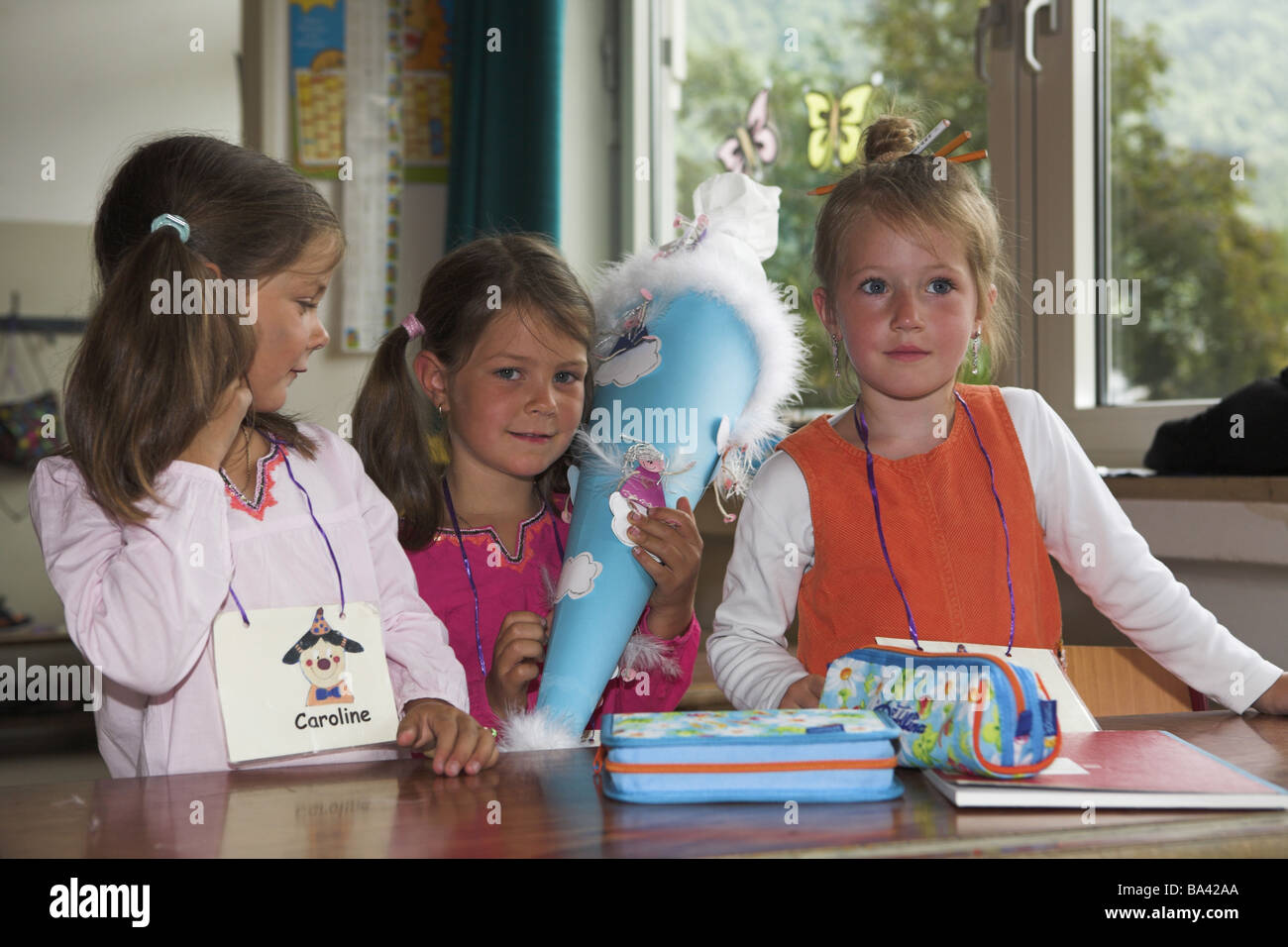 Aule scolastiche data del primo giorno di scuola scuola-principianti targhette-scuola scuola di borsa-materie semi-ritratto scuola-inizio Foto Stock