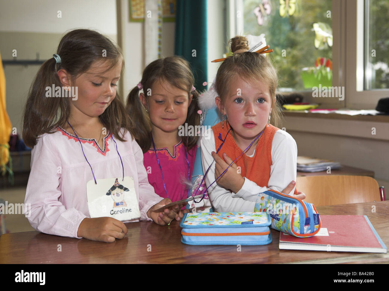 Aule scolastiche data del primo giorno di scuola scuola-principianti targhette-scuola scuola di borsa-materie semi-ritratto scuola-inizio Foto Stock