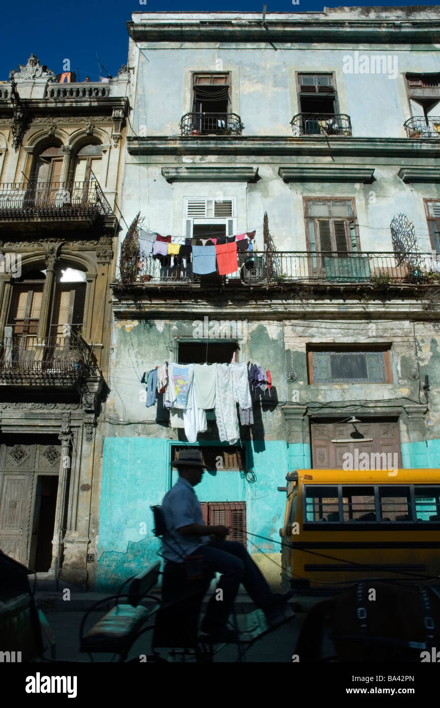 CUBA Havana Centrale di casa di città con lavaggio ed essiccazione locale scuola bus davanti Marzo 2009 Foto Stock