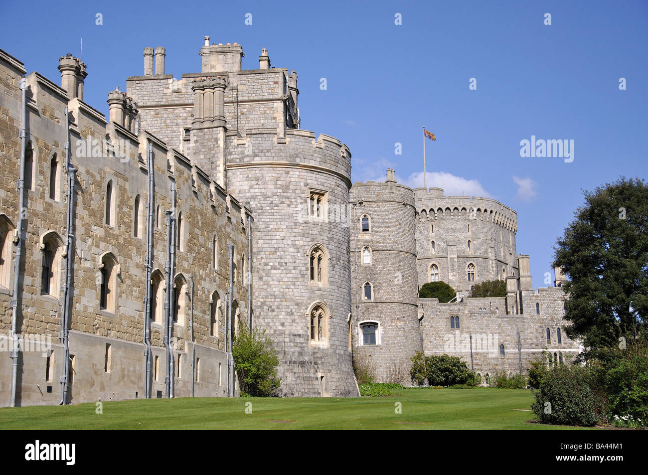 La torre rotonda e delle mura del castello, il Castello di Windsor, Windsor, Berkshire, Inghilterra, Regno Unito Foto Stock