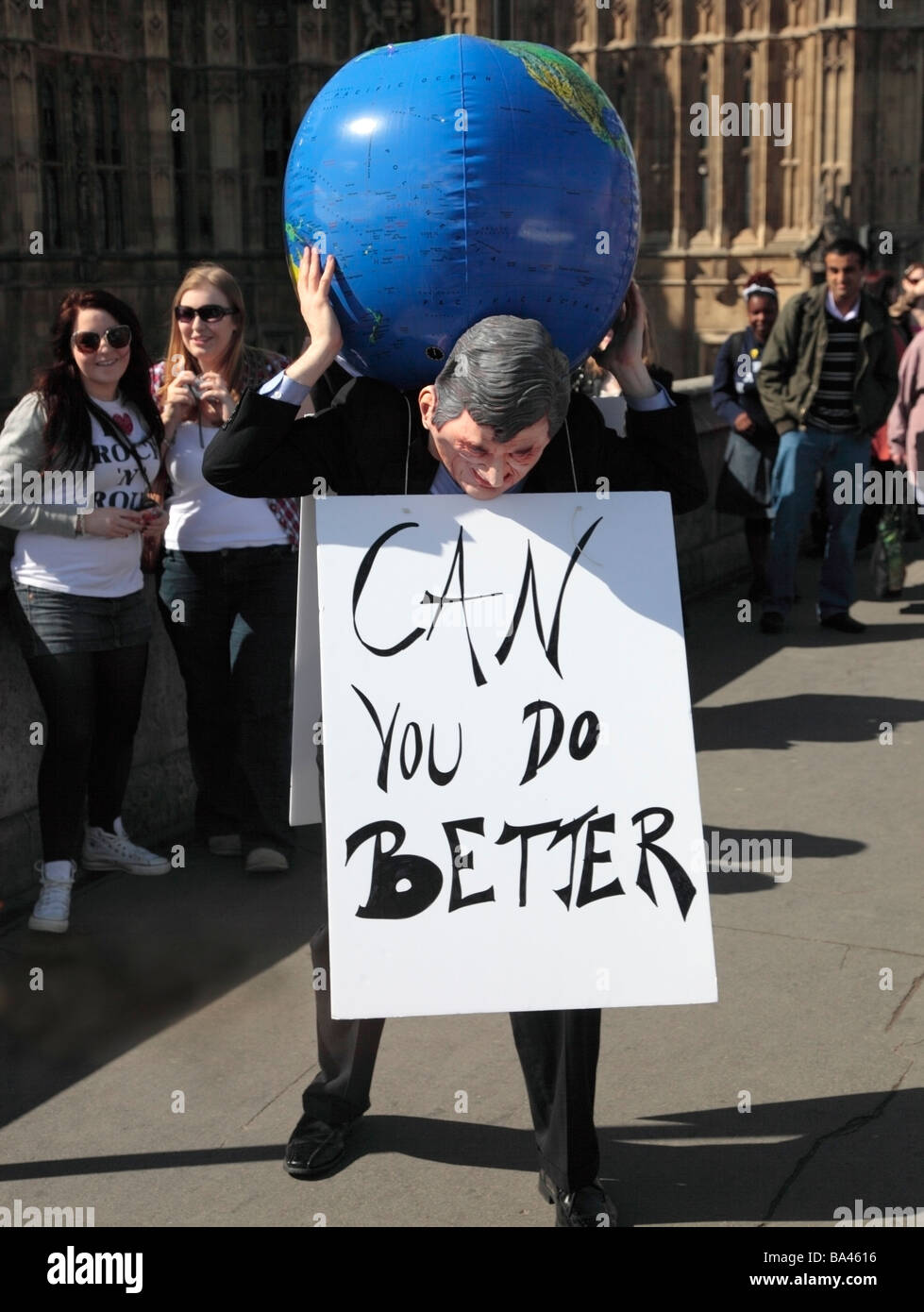 Effigie di Gordon Brown regge il mondo con una targhetta: non puoi fare di meglio al di fuori del Parlamento Westminster Londra Inghilterra REGNO UNITO Foto Stock