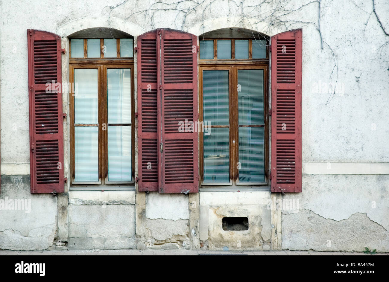 Persiane rosse a Nuits St George, Francia. Foto Stock