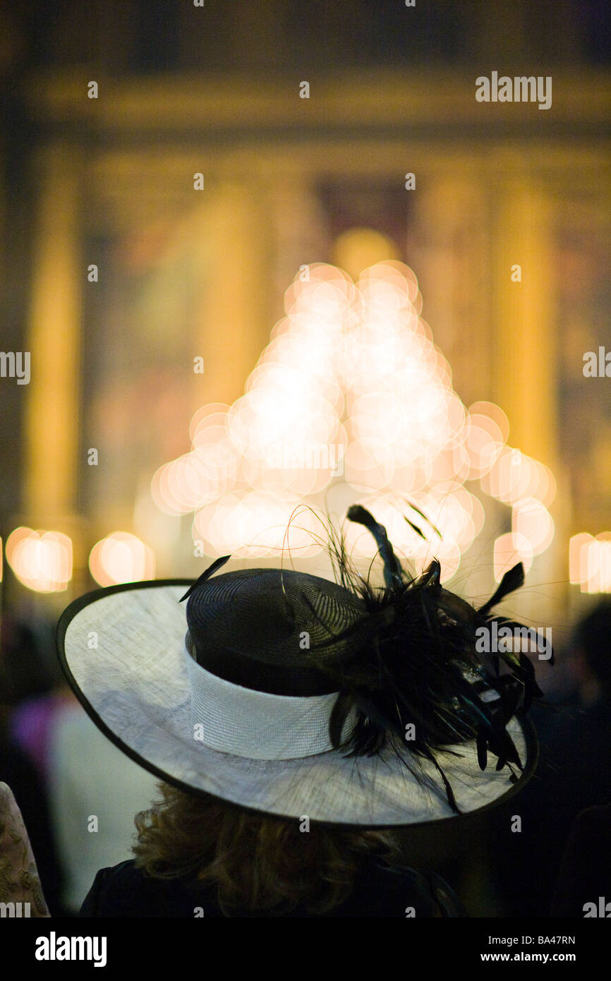 Donna con un'immagine hat durante un matrimonio chiesa Anunciacion città di Siviglia comunità autonoma di Andalusia Spagna meridionale Foto Stock