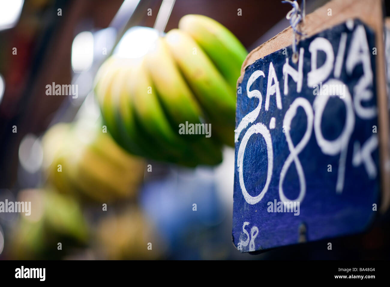 Segno e banane al mercato della Boqueria città di Barcellona commnunity autonoma di Catalogna nord-est della Spagna Foto Stock
