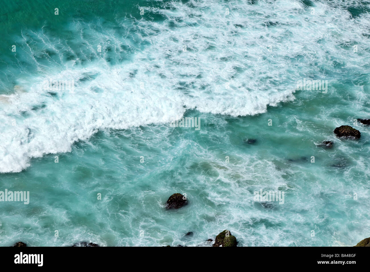 Ocean di onde che si infrangono sulle rocce per utilizzare come sfondo Foto Stock