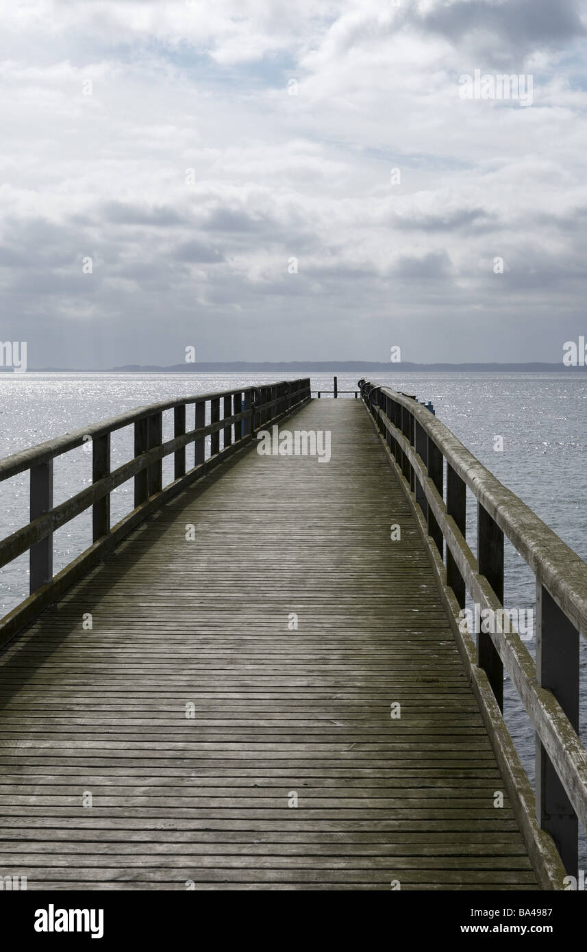 Mare Mare ponte post-costruzione sponde cieli nuvole riflessione Germania Meclemburgo-pomerania rimproveri Sassnitz Foto Stock